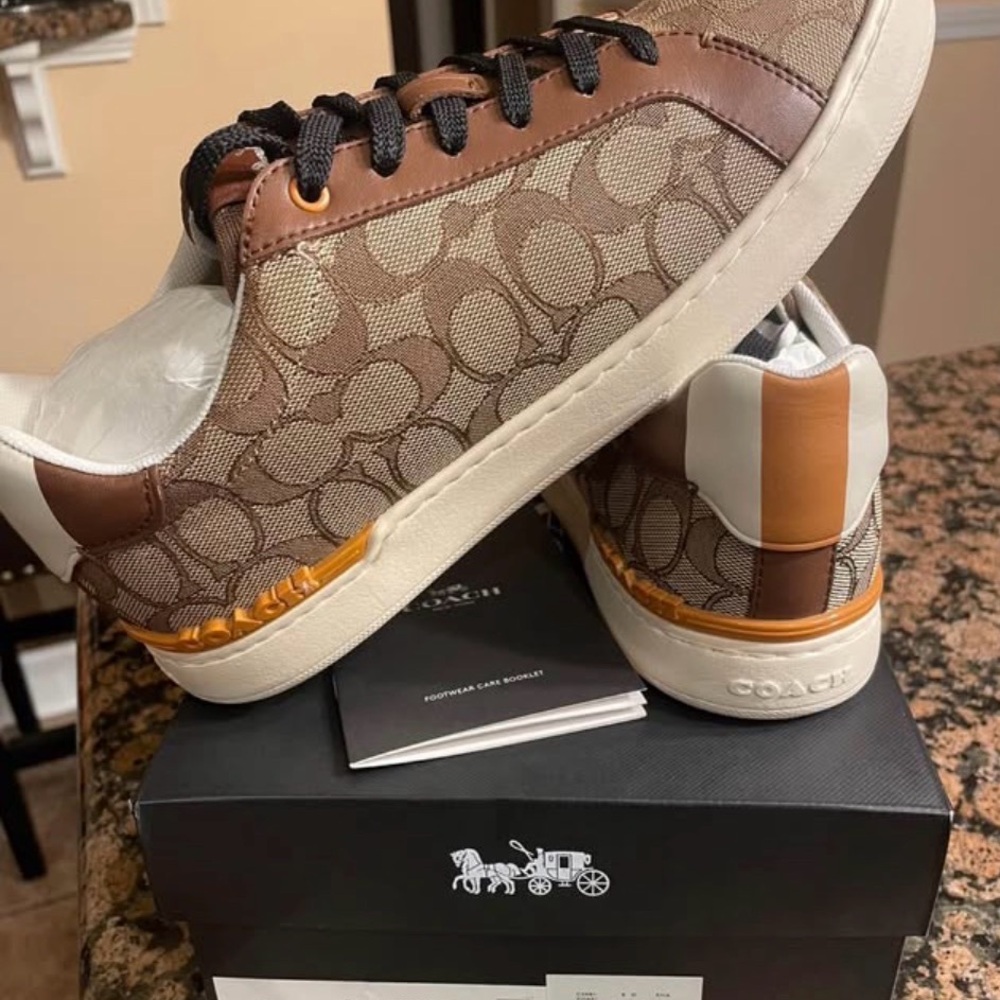 CLIP LOW TOP SNEAKER (COACH C5981) KHAKI. Size 8
